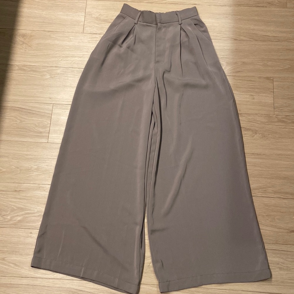 Influencer Fav ‼️ NWOT Tronjori Trouser High-Waist Pleated Wide-Leg Pants